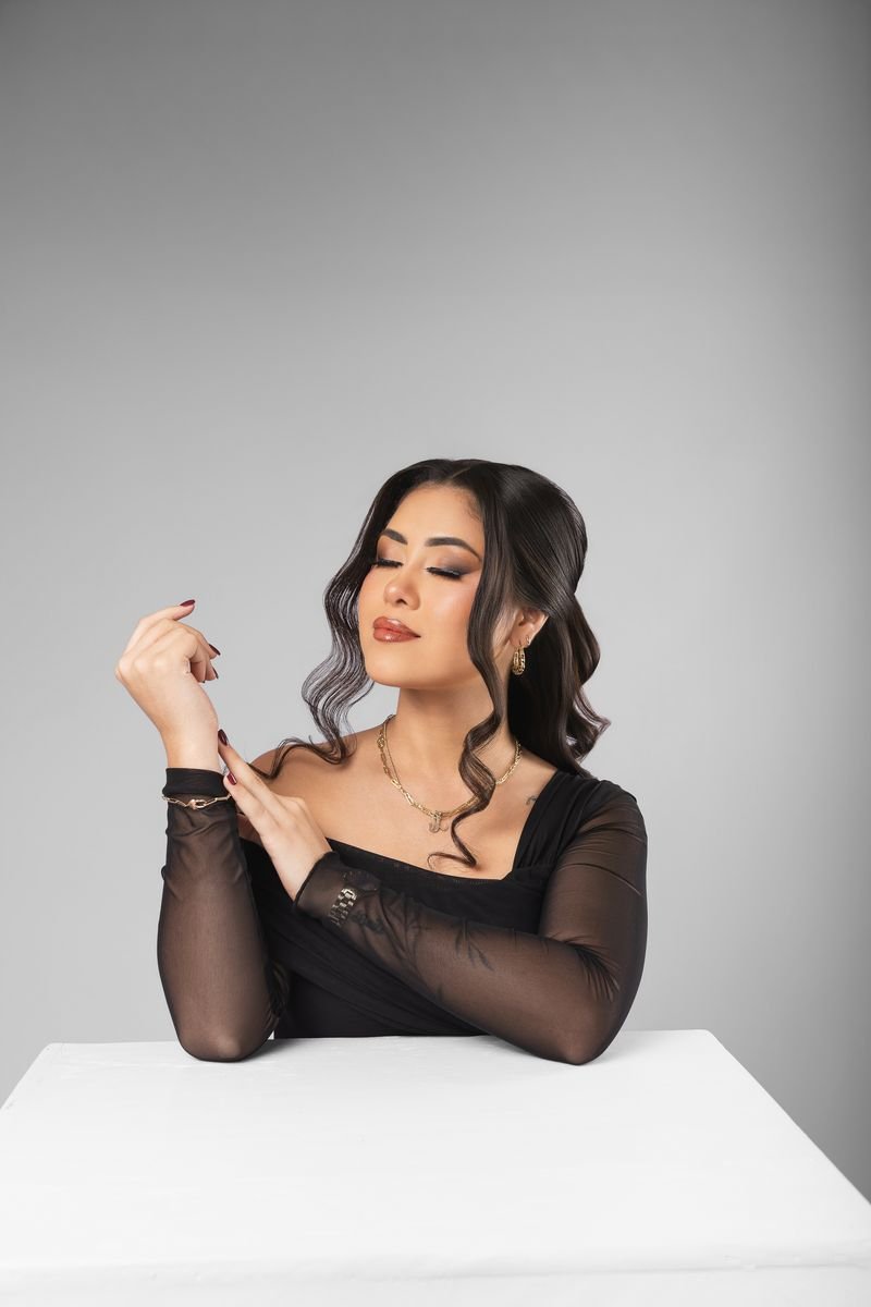 Soft glam portrait with waves