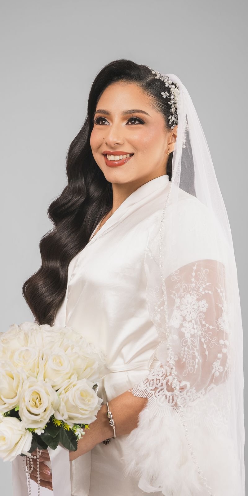 Bride with soft glam, veil and white roses